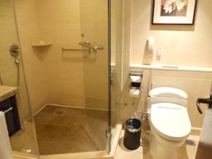 マニラホテル(フィリピン・マニラ)の部屋のバスルームシャワー室とトイレ