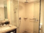 マニラホテル(フィリピン・マニラ)の部屋のバスルームシャワー室