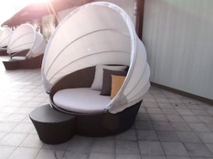 マニラホテル(フィリピン・マニラ)の屋外プールの繭型ベッド
