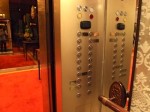マニラホテル(フィリピン・マニラ)のエレベーター内フロアボタン縦
