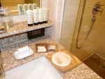 マニラホテル(フィリピン・マニラ)の部屋のバスルーム洗面台とシャワールーム