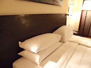 ザ・ペニンシュラマニラ(フィリピン・マニラ)の部屋のベッド枕部分