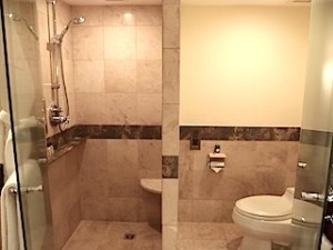 ザ・ペニンシュラマニラ(フィリピン・マニラ)の部屋のバスルーム、シャワー室とトイレ