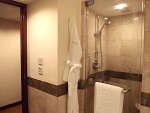 ザ・ペニンシュラマニラ(フィリピン・マニラ)の部屋のバスルーム、シャワー室
