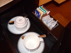 ザ・ペニンシュラマニラ(フィリピン・マニラ)の部屋のカップ類
