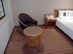 インターナショナルガーデンホテル成田の部屋のリビングスペース椅子とテーブル