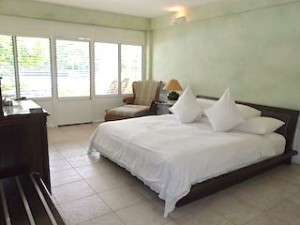 プランテーションベイリゾート＆スパ(フィリピン・マクタン島)の部屋のベッド