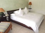 プランテーションベイリゾート＆スパ(フィリピン・マクタン島)の部屋のベッド部分