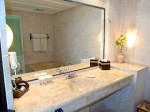 プランテーションベイリゾート＆スパ(フィリピン・マクタン島)の部屋のバスルーム洗面台全体