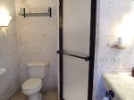 プランテーションベイリゾート＆スパ(フィリピン・マクタン島)の部屋のバスルームトイレ部分