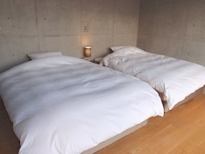 心乃間間[このまま]（旅館、熊本県南阿蘇郡）の部屋「風の音」のベッドルーム