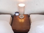 心乃間間[このまま]（旅館、熊本県南阿蘇郡）の部屋「風の音」のベッドルームのサイドテーブル