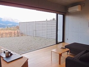 心乃間間[このまま]（旅館、熊本県南阿蘇郡）の部屋「風の音」のリビングルームから外の景色