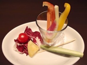 心乃間間[このまま]（旅館、熊本県南阿蘇郡）の夕食コースのバーニャカウダの地元野菜
