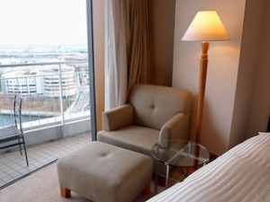 横浜ベイホテル東急(神奈川県横浜市)の部屋のソファと外の眺め