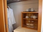 横浜ベイホテル東急(神奈川県横浜市)の部屋のクローゼット内カップ棚
