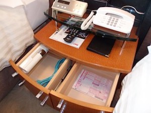 横浜ベイホテル東急(神奈川県横浜市)の部屋のベッドサイドテーブル
