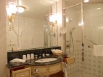 ホテルグランパシフィックLE DAIBAの部屋の洗面台とシャワー室全体