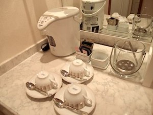 ホテルグランパシフィックLE DAIBAの部屋のカップ、湯沸かしケトル