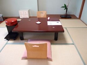 指宿白水館（鹿児島県指宿市）の部屋、和室内テーブル