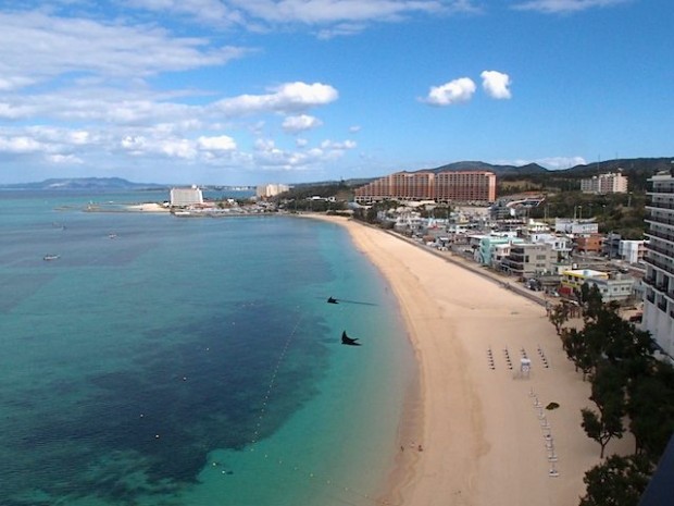 ホテルモントレ沖縄スパ＆リゾートの部屋からのタイガービーチ