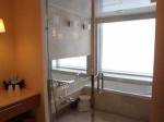ザ・ビーチタワー沖縄のバスルーム内、シャワー