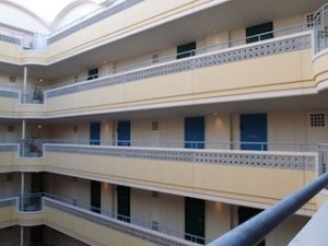 ザ・ビーチタワー沖縄のホテル内の部屋に通じる外部回廊