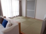 ザ・ビーチタワー沖縄の和洋室の部屋、和室琉球畳部分
