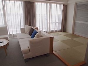 ザ・ビーチタワー沖縄の和洋室の部屋、リビングと琉球畳部分