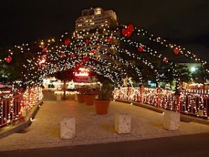 沖縄県北谷町のアメリカンビレッジ内の照明