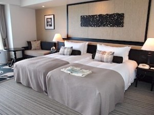 ホテルモントレ沖縄スパ＆リゾートのオーシャンバスルームのツインベッド