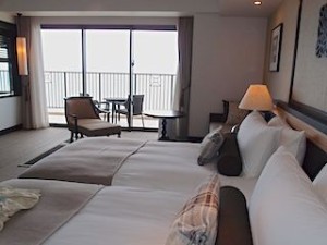 ホテルモントレ沖縄スパ＆リゾートのオーシャンバスルームのハリウッドツインベッド