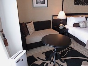ホテルモントレ沖縄スパ＆リゾートのオーシャンバスルームのソファ