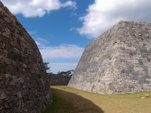 座喜味城跡の内側、沖縄県読谷村