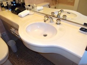 ホテルニューオータニの部屋のバスルーム、洗面台