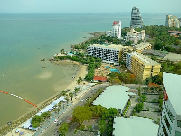 タイパタヤビーチのホリデイインパタヤの部屋からの眺め