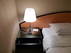 ハイアットリージェンシー大阪、部屋のベッド横サイドテーブルのランプ