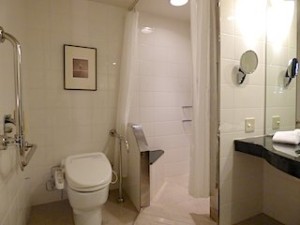 ハイアットリージェンシー大阪の部屋のバスルームのトイレとシャワーブース