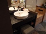 湯本富士屋ホテルの部屋の中の洗面台と荷物置き場