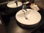 湯本富士屋ホテルの部屋の中の洗面台