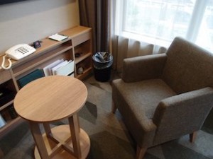 湯本富士屋ホテルの部屋のソファとテーブル