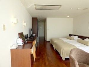 ホテルセトレ神戸・舞子の部屋の奥から見たベッドスペース