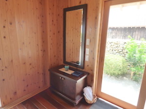 星のや竹富島の部屋ガジョーニの入口と鏡台部分