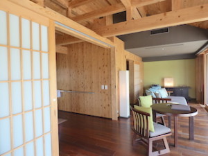 星のや竹富島の部屋ガジョーニのバスルームとベッドルーム、リビングスペース