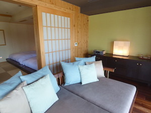 星のや竹富島の琉球畳ベッドルームとデイベッド
