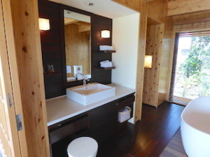 星のや竹富島のバスルーム内の洗面台