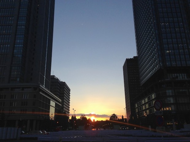 東京駅丸の内中央から見た夕陽
