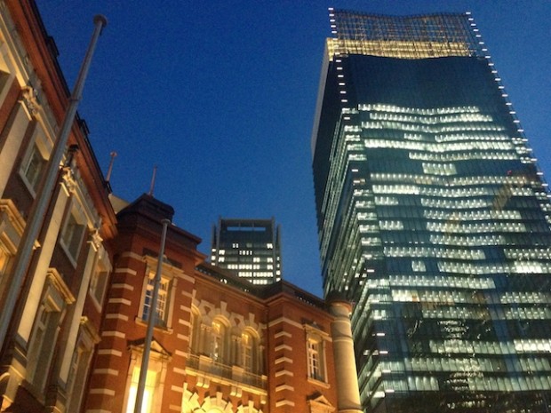 東京駅丸の内南側の夕暮れ