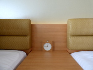 ホテルオリオンモトブリゾート＆スパの部屋のベッドテーブル