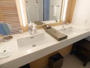 ホテルオリオンモトブリゾート＆スパの部屋の洗面台シンク